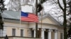 Una bandera ondea en la embajada de Estados Unidos en Minsk, Bielorrusia, 24 de enero de 2020. Fotografía tomada el 24 de enero de 2020.