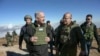El primer ministro de Israel, Benjamin Netanyahu, a la izquierda, visita a las fuerzas israelíes en una zona de amortiguación dentro de Siria, el 17 de diciembre de 2024.