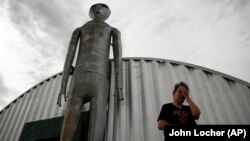 Archivo - El Centro de Investigación de Extraterrestres, una tienda de souvenirs en la Carretera Exrtraterrestre, en Crystal Springs, Nevada.