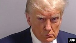 Foto policial del expresidente de EEUU Donald Trump capturada el 24 de agosto de 2023 en el interior de la cárcel del condado de Fulton en Georgia, tras entregarse por cargos relacionados a asociación ilícita para tratar de revertir los resultados de las elecciones presidenciales de ese estado en 2020.