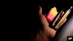 Los dispositivos de vapeo desechables Elf Bar y Esco Bar se exhiben el lunes 26 de junio de 2023 en Washington.