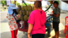 លោកទូច អួច​ (នៅ​ស្តាំដៃ) កំពុង​លក់​ផ្លែទុរេន​ នៅតាមបណ្តោយ​ផ្លូវ​សហព័ន្ធ​រុស្ស៊ី​ ថ្ងៃទី​៧ ខែឧសភា​ ឆ្នាំ​២០២០។ (ហ៊ុល រស្មី​/វីអូអេខ្មែរ) 