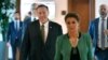 Morgan Ortagus, portavoz del Departamento de Estado de EE.UU., acompaña al secretario de Estado, Mike Pompeo, a una conferencia de prensa antes de partir de la Base Aérea al-Bateen en Abu Dhabi, Emiratos Árabes Unidos, el jueves 19 de septiembre de 2019. 