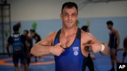 El luchador iraní Iman Mahdavi, de 28 años, miembro del Equipo de Refugiados para los Juegos Olímpicos de París, posa en el gimnasio Lotta Club Seggiano, en Pioltello, cerca de Milán, Italia, el miércoles 28 de febrero de 2024. 