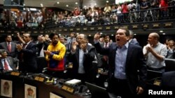 Tomas Guanipa (derecha), diputado por la MUD, grita consignas durante la sesión del 5 de abril de la Asamblea Nacional.