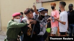 Miles de cubanos salieron a las calles de la isla a protestar contra el gobierno de Miguel Díaz-Canel, algunos fueron detenidos, el domingo 11 de julio de 2021.