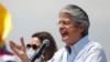 El presidente de Ecuador, Guillermo Lasso, hace gestos mientras habla durante un mitin de clausura, en Guayaquil, Ecuador, cuando era candidato presidencial, el 8 de abril de 2021. 