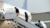ARCHIVO - Migrantes guatemaltecos abordan un vuelo de deportación en Harlingen, Texas, el viernes 5 de mayo de 2023.