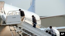 ARCHIVO - Migrantes guatemaltecos abordan un vuelo de deportación en Harlingen, Texas, el viernes 5 de mayo de 2023.