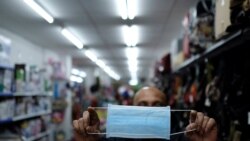 En Pakistán, las ventas de mascarillas desechables se han disparado y en varias farmacias se han agotado.