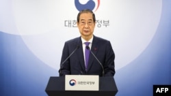 El primer ministro y presidente interino de Corea del Sur, Han Duck-soo, habla en su discurso a la nación en el Complejo Gubernamental en Seúl el 26 de diciembre de 2024.