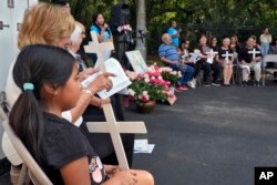 Los dolientes oran durante una vigilia conmemorativa en la Asociación de Trabajadores Agrícolas el miércoles 15 de mayo de 2024 en Apopka, Florida.