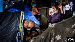 Miles de migrantes venezolanos viven en campamentos temporales, sobre las principales calles de Bogotá.