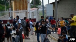 Migrantes centroamericanos llegan a El Ceibo, Guatemala, el 19 de agosto de 2021, luego de ser deportados de Estados Unidos y México.