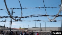 Inmigrantes hacen cola en la frontera de EEUU con México creca de El Paso, Texas, el 9 de mayo de 2023 antes que el gobierno estadounidense ponga fin al Título 42