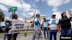 Los manifestantes se reúnen frente a la embajada de México en Ecuador para pedir la libertad del ex vicepresidente de Ecuador, Jorge Glas, después de que fue detenido durante una redada nocturna en la embajada, en Quito, Ecuador, el 6 de abril de 2024. 