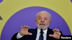 El presidente de Brasil, Luiz Inacio Lula da Silva, hace gestos durante un desayuno con corresponsales extranjeros en el Palacio Planalto en Brasilia, el 2 de agosto de 2023.