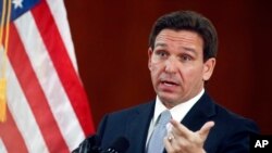 ARCHIVO - El gobernador de Florida, Ron DeSantis, captado durante rueda de prensa el 7 de marzo de 2023, en el Capitolio estatal en Tallahassee, Florida, mientras abordaba un tema sobre educación y derechos civiles por polémica ley impulsada por su administración.