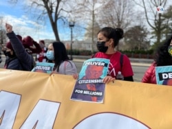 Inmigrantes y activistas protestasn frente al Capitolio en Washington DC el 17 de diciembre de 2021. Foto: Jorge Agobián, VOA.