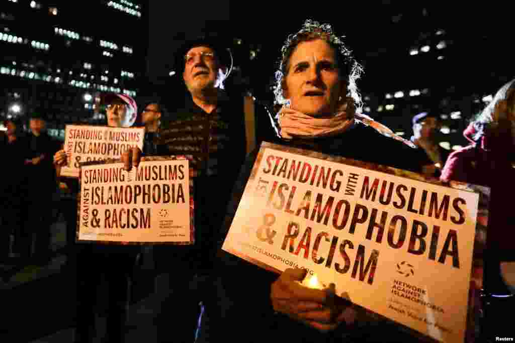 在美国纽约市弗利广场（Foley Square），人们为卡车袭击遇难者举行烛光守夜和祈祷，有人手持标语&ldquo;我们支持穆斯林，反对穆斯林恐惧症和种族主义&rdquo;（2017年11月1日）。 此次恐袭的遇难者中有5名阿根廷国民。他们是在纽约庆祝他们高中毕业30周年，另外还有一名比利时国民。