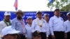 លោក ឡុង រី (ស្តាំបង្អស់) អតីត​អ្នក​តំណាងរាស្ត្រ​​នៃគណបក្សសង្គ្រោះជាតិ និងលោកកឹម សុខា (កណ្តាល)​ និងសមាជិកគណបក្សប្រឆាំងមួយចំនួនទៀត នៅពេលធ្វើសកម្មភាពឃោសនាយោបាយក្នុងអំឡុងពេលបោះឆ្នោតឃុំសង្កាត់ឆ្នាំ២០១៧។ (រូបថតដកស្រង់៖ ទំព័រហ្វេសប៊ុករបស់លោក Ry Long)