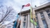 ARCHIVO - Una bandera estadounidense ondea en la fachada de la sede de la USAID en Washington, el 7 de febrero de 2025.