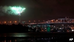 Los fuegos artificiales explotan desde la Sky Tower de Auckland cuando se recibe el Año Nuevo en Auckland, Nueva Zelanda, el martes 1 de enero de 2019.