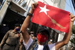 Partidarios de l a Liga Nacional por la Democracia protestan frente a la embajada de Birmania en Bangkok, Tailandia, contra la toma del poder militar y el arresto de Aung San Suu Kyi.