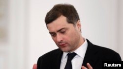 Представник Кремля Владислав Сурков заявив, що люди з російськими паспортами будуть себе почувати більш захищеними 