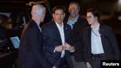 El Secretario de Estado de EE. UU., Marco Rubio, aborda un avión militar antes de despegar de la Base de la Reserva Aérea de Homestead, en Homestead, Florida, el 9 de marzo de 2025, mientras viaja a Arabia Saudita y Canadá.
