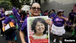 ARCHIVO - Los ambientalistas hondureños no olvidan a Berta Cáceres, una activista asesinada en 2016.