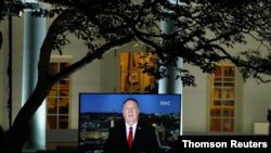 La intervención en la Convención Republicana desde Jerusalén del secretario de Exteriores de EE.UU., Mike Pompeo, vista a través de una pantalla instalada en los jardines de la Casa Blanca.