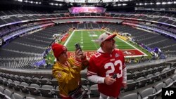 Los fanáticos comienzan a llegar al Super Bowl en Las Vegas el 11 de febrero de 2024.
