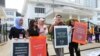 Para peserta aksi Women's March Bandung menyampaikan suaranya di depan gedung DPRD Jawa Barat. Aksi tahun ini fokus menolak eksploitasi anak dan pelecehan seksual. (Foto: Rio Tuasikal/VOA)