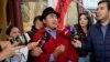Leonidas Iza, ketua organisasi masyarakat adat Ekuador, CONAIE, berbicara kepada awak media dalam sebuah kesempatan di Quito, Ekuador, pada 17 Mei 2023. (Foto: Reuters/Cristina Vega) 
