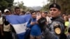 Caravana de migrantes hondureños choca con escollos en Guatemala