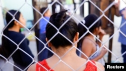 Migrantes que fueron regresados a México bajo el Título 42 esperan en un albergue en Ciudad Juárez el 21 de abril de 2022.