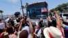 Padres deportados expresan angustia mientras opositores mantienen presión