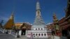 ဘန်ကောက်မြို့Grand Palace မှာ လာရောက်လည်ပတ်သူ ကမ္ဘာလှည့်ခရီးသည်တဦး။ (နိုဝင်ဘာ ၂၉ ၊၂၀၂၁)