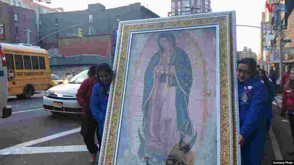 Dos mujeres sostienen una imagen de la Virgen de Guadalupe en una procesión que tuvo lugar en la Ciudad de Nueva York, el miércoles. Foto: Celia Mendoza- VOA