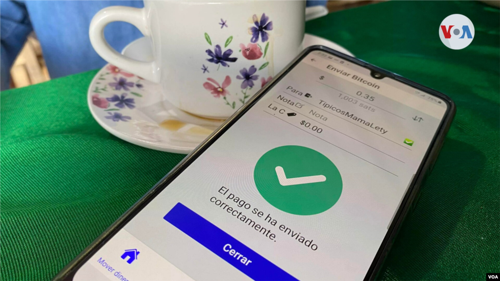 Un cliente paga con bitc&#243;in en restaurante en Chiltiup&#225;n, El Salvador.