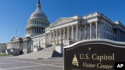 La Plaza del Capitolio se despeja mientras la Policía del Capitolio de Estados Unidos realiza un ejercicio de seguridad, en Washington, el lunes 21 de octubre de 2024. (Foto AP/J. Scott Applewhite)