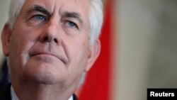 La portavoz del Departamento de Estado, Heather Nauert, dijo que Tillerson “transmitió la gravedad de la situación e hizo énfasis en las obligaciones de las autoridades cubanas para proteger al personal de la embajada y a sus familias según la Convención de Viena”.