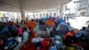 ARCHIVO - Migrantes en Matamoros, México, esperan para ser atentidos por las autoridades de inmigración de EEUU el 21 de junio de 2023. 