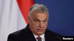 ARCHIVO - El primer ministro húngaro, Viktor Orban, habla durante una conferencia de prensa conjunta con el primer ministro de Macedonia del Norte, Hristijan Mickoski, en Budapest, Hungría, el 4 de marzo de 2025. 