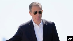Hunter Biden se dirige al avión presidencial en el Aeropuerto Internacional John F. Kennedy, el 29 de marzo de 2024, en Nueva York. 