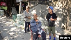 Varias personas esperan fuera de sus casas en San Salvador después de un terremoto que sacudió a El Salvador el 5 de enero de 2025.
