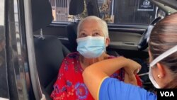 Una anciana es inoculada contra COVID-19 en medio de la pandemia del nuevo coronavirus, en Costa Rica. [Foto Archivo ].