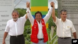 El expresidente de Perú, Alejandro Toledo, y el expresidente de Brasil, Luiz Inácio Lula da Silva, inauguración puente sobre el río Acre, punto de partida de la carretera interoceánica que une la costa peruana con Brasil.