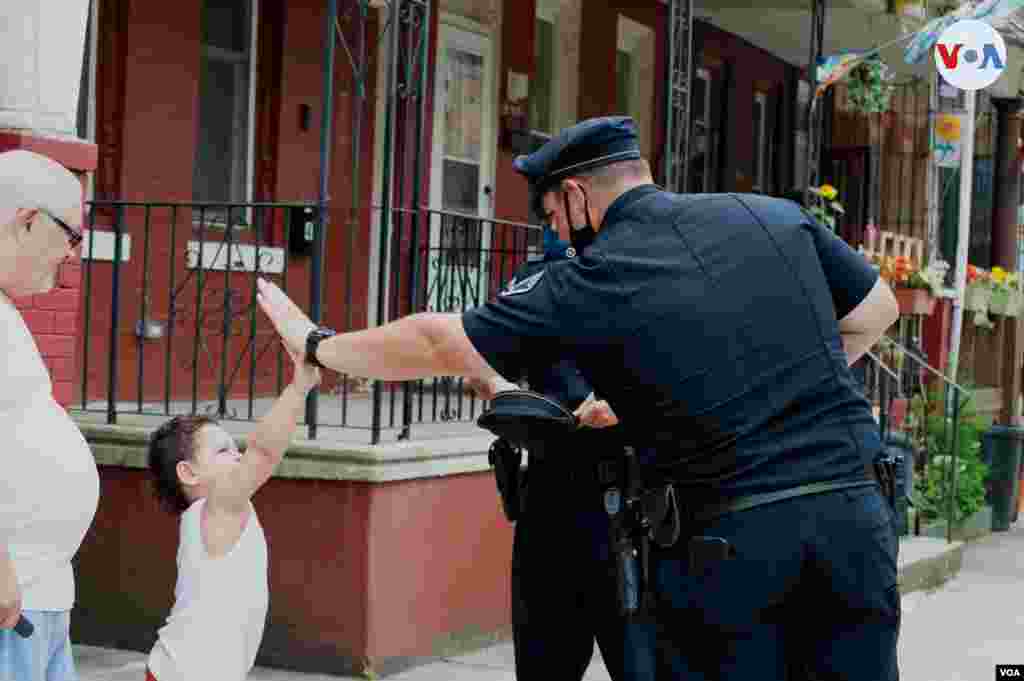 Los oficiales ponen cuidado en su relaci&#243;n con los ni&#241;os de la comunidad. 